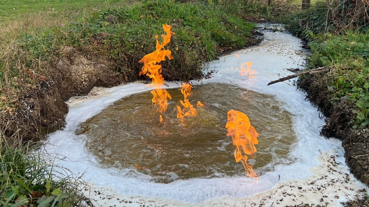 Düzce'de depremin ardından artezyen suyu yanmaya başladı