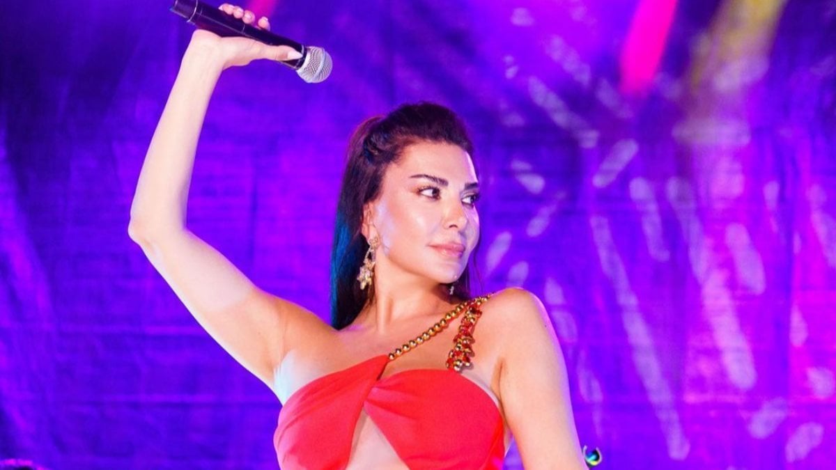 Ebru Yaşar, konser öncesi dua okuyor