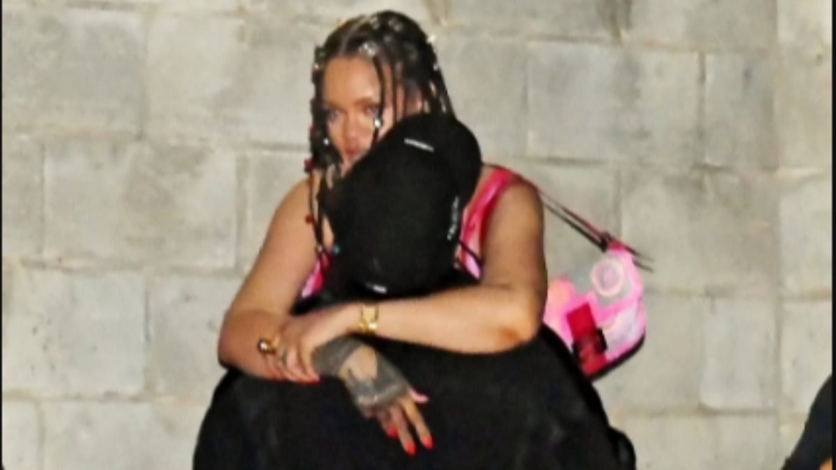 ASAP Rocky, Rihanna'yı kucağında taşıdı