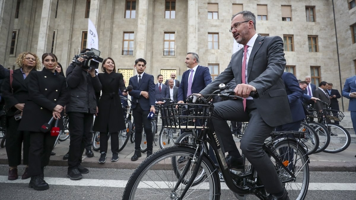 TBMM'de bisikletli günler: Bakan Kasapoğlu ve milletvekilleri tur attı