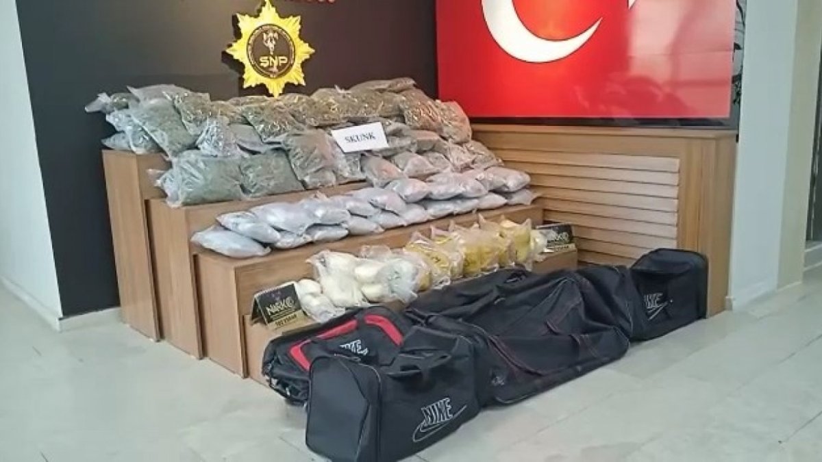 Şanlıurfa'daki bir üniversiteye ait araçtan 74 kilo uyuşturucu çıktı
