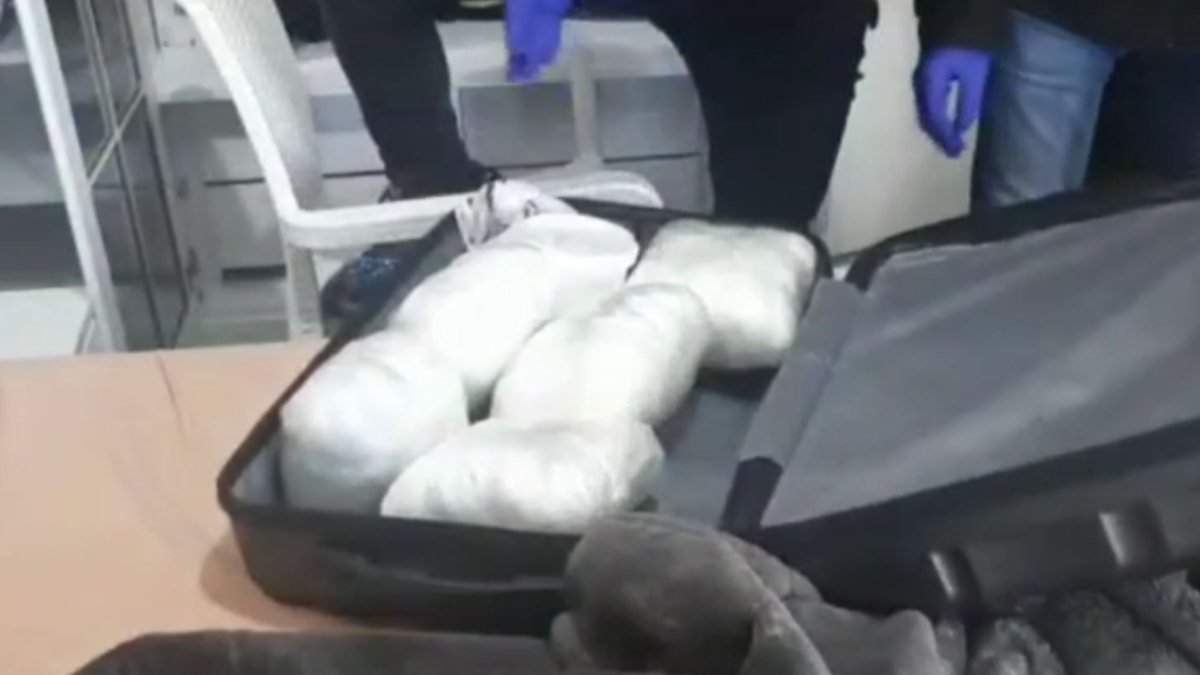 Antalya'da, evden bir valiz dolusu uyuşturucu çıktı 