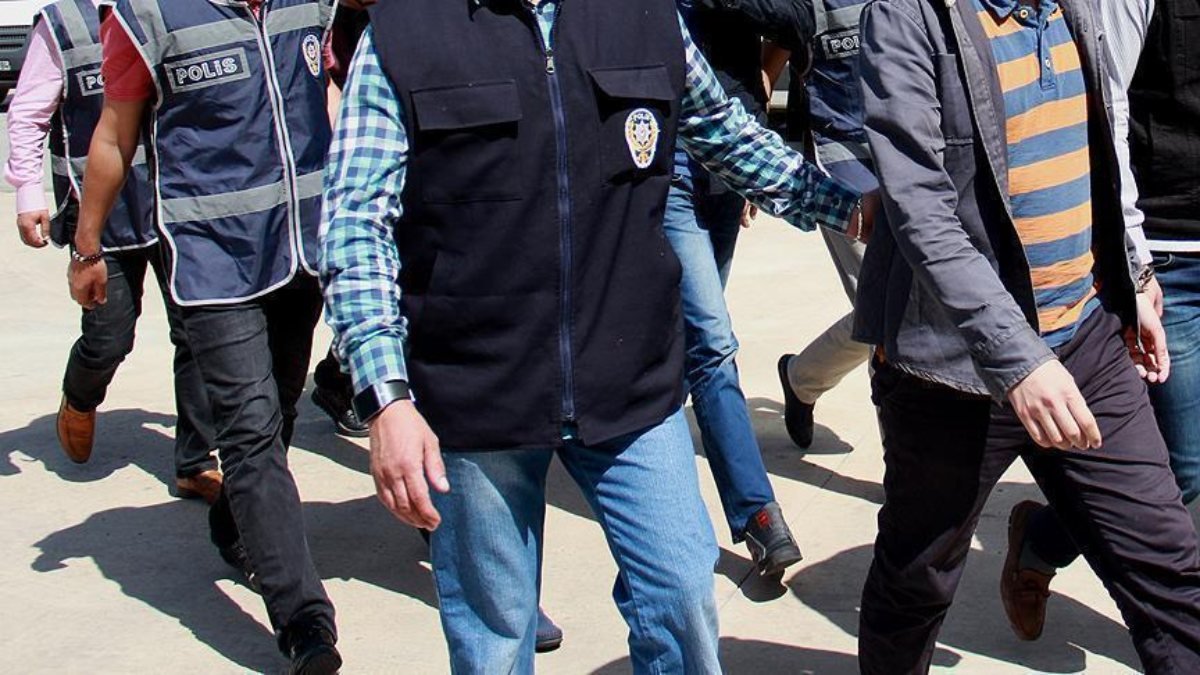 İzmir'de FETÖ operasyonu: 18 gözaltı