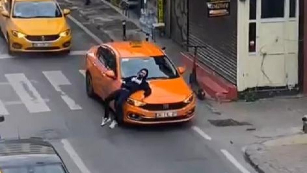 Beyoğlu'nda taksinin kaputuna uzanan şahıs ezilmekten son anda kurtuldu