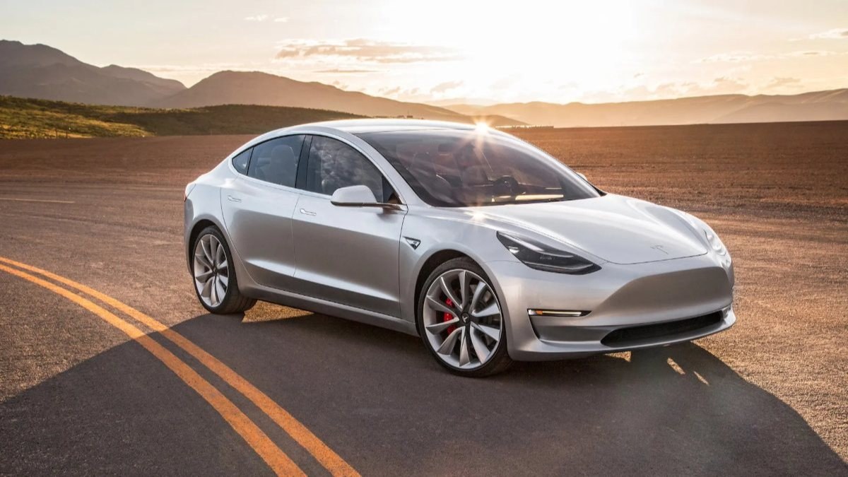 Daha ucuz bir Tesla Model 3 yolda