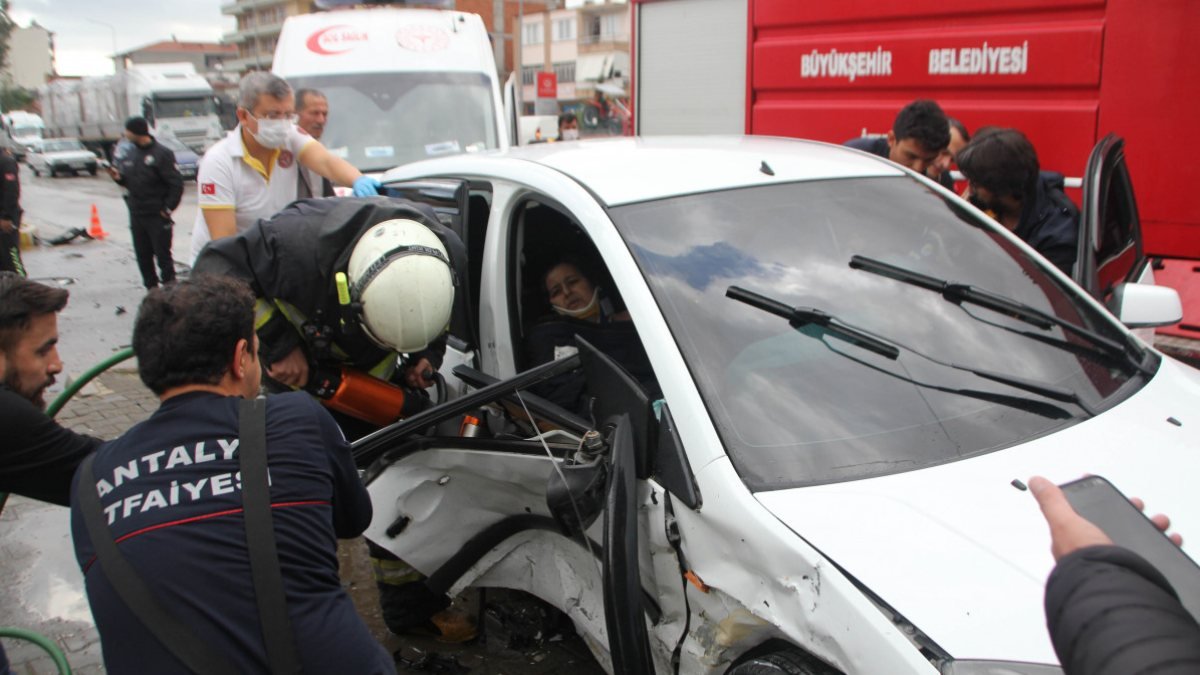 Antalya'da iki otomobil çarpıştı: 5 yaralı