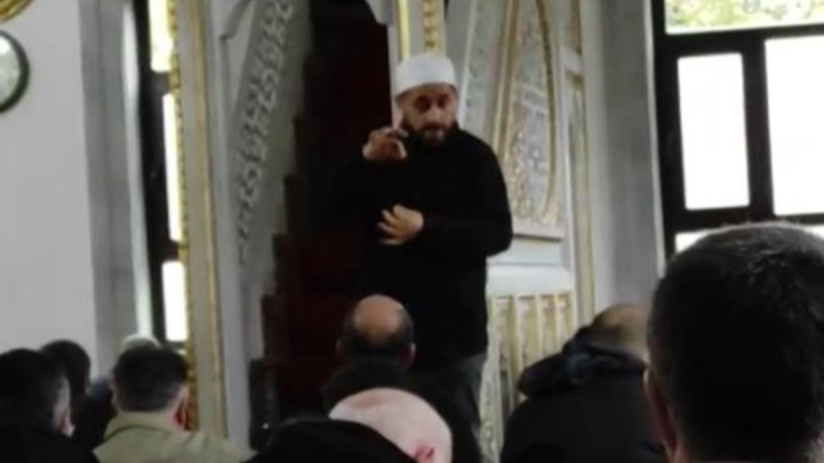 Duyma engelli vatandaşa hutbeyi işaret dili ile aktaran imam