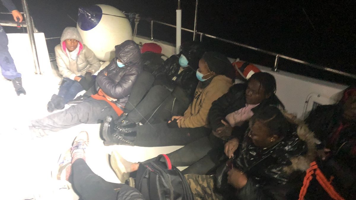 Aydın'da Yunanistan'ın ittiği 16 düzensiz göçmen kurtarıldı