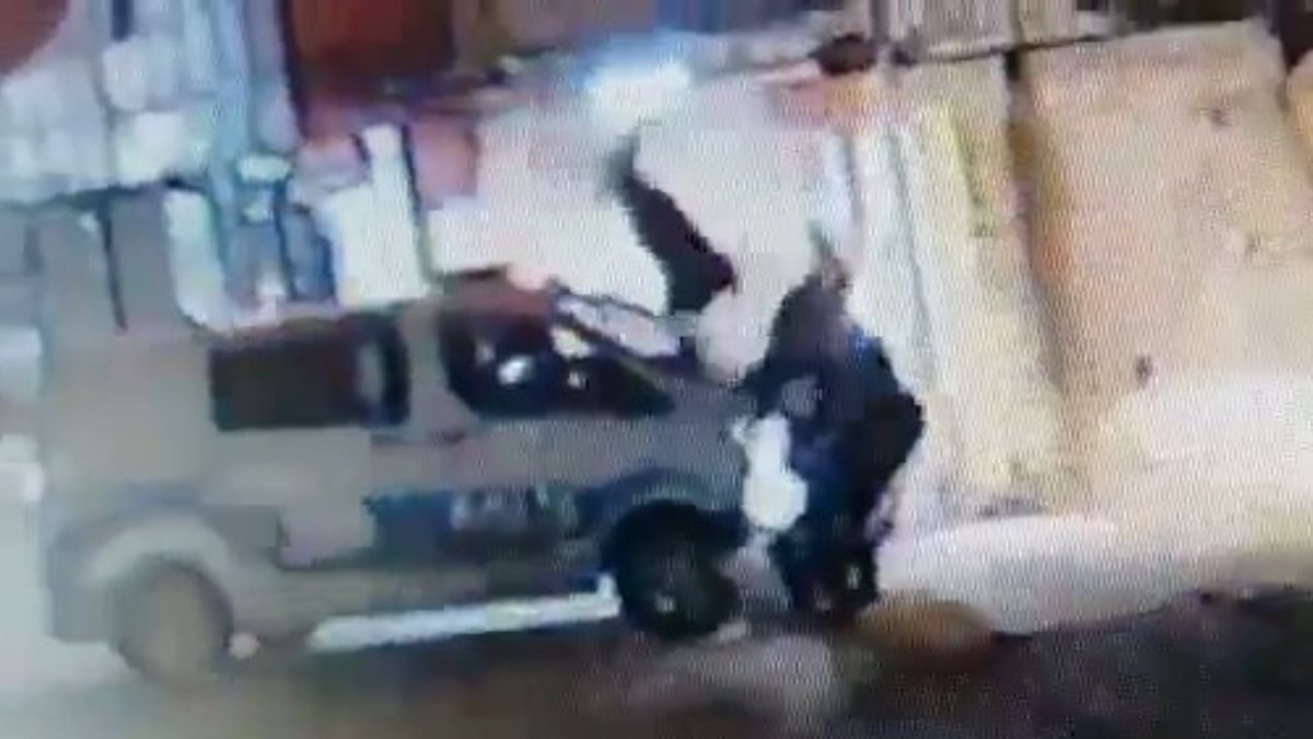 Adana'da polis otosuna çarpan motosikletli havalandı