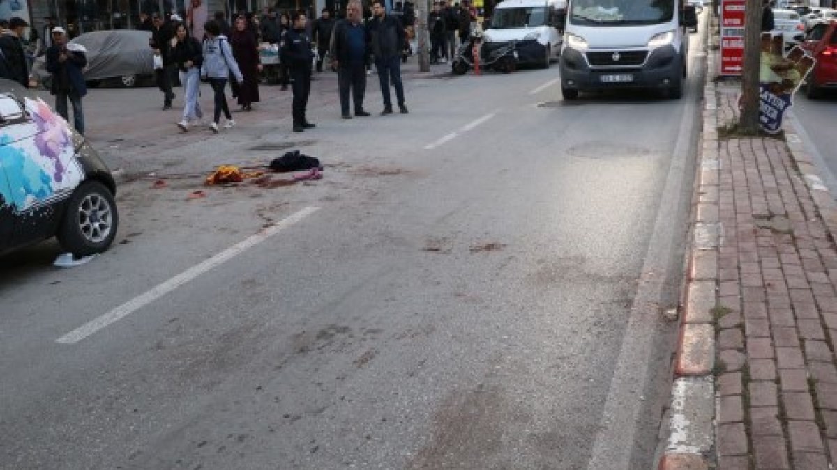 Afyonkarahisar'da bir kişi, caddede çıkan tartışmada boynundan bıçaklandı