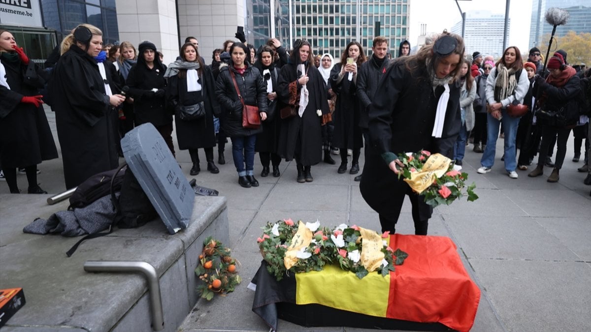 Belçika'da avukatlardan tabutlu göçmen protestosu