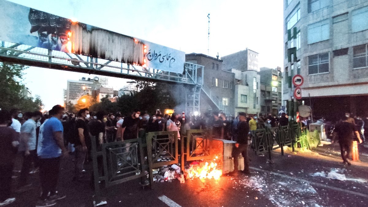 İran'da cuma çıkışı din adamlarından göstericilere destek