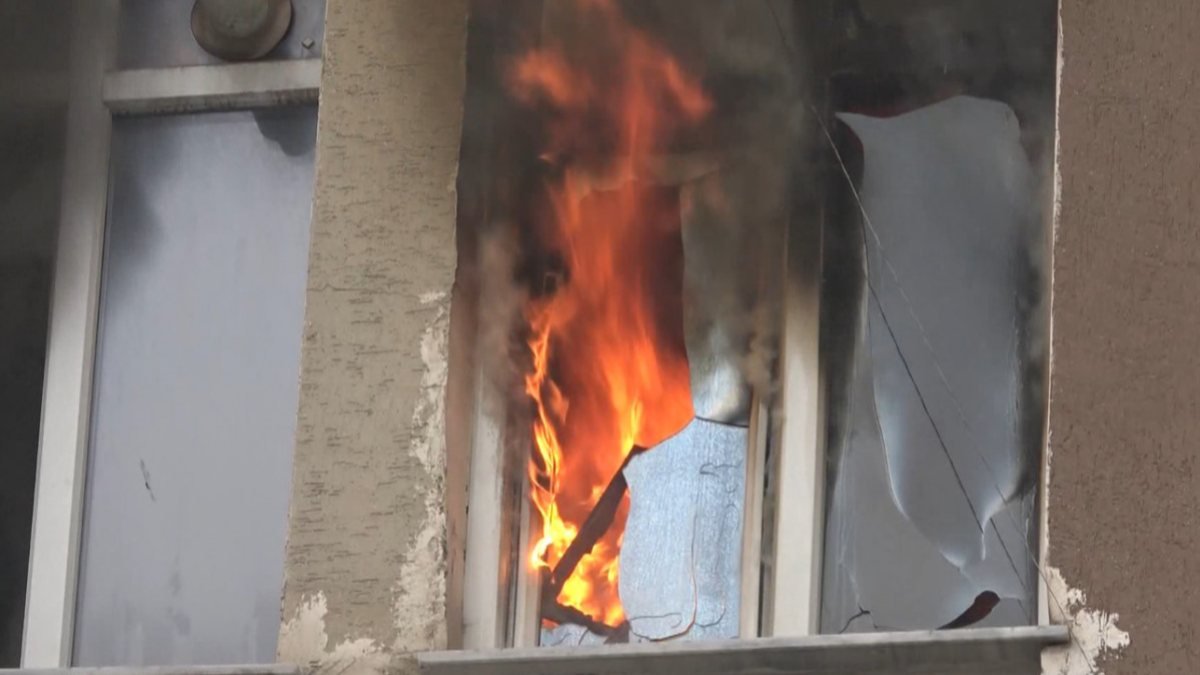 Sivas'ta elektrikli ısıtıcıdan çıkan yangında ev kullanılamaz hale geldi 