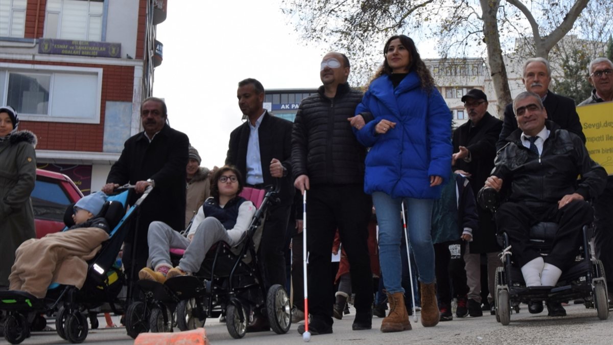 Bilecik'te Dünya Engelliler Günü'nde empati yürüyüşü