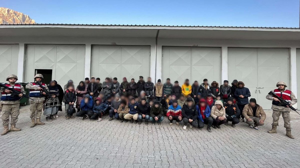 Bitlis’te minibüsten 60 kaçak göçmen çıktı