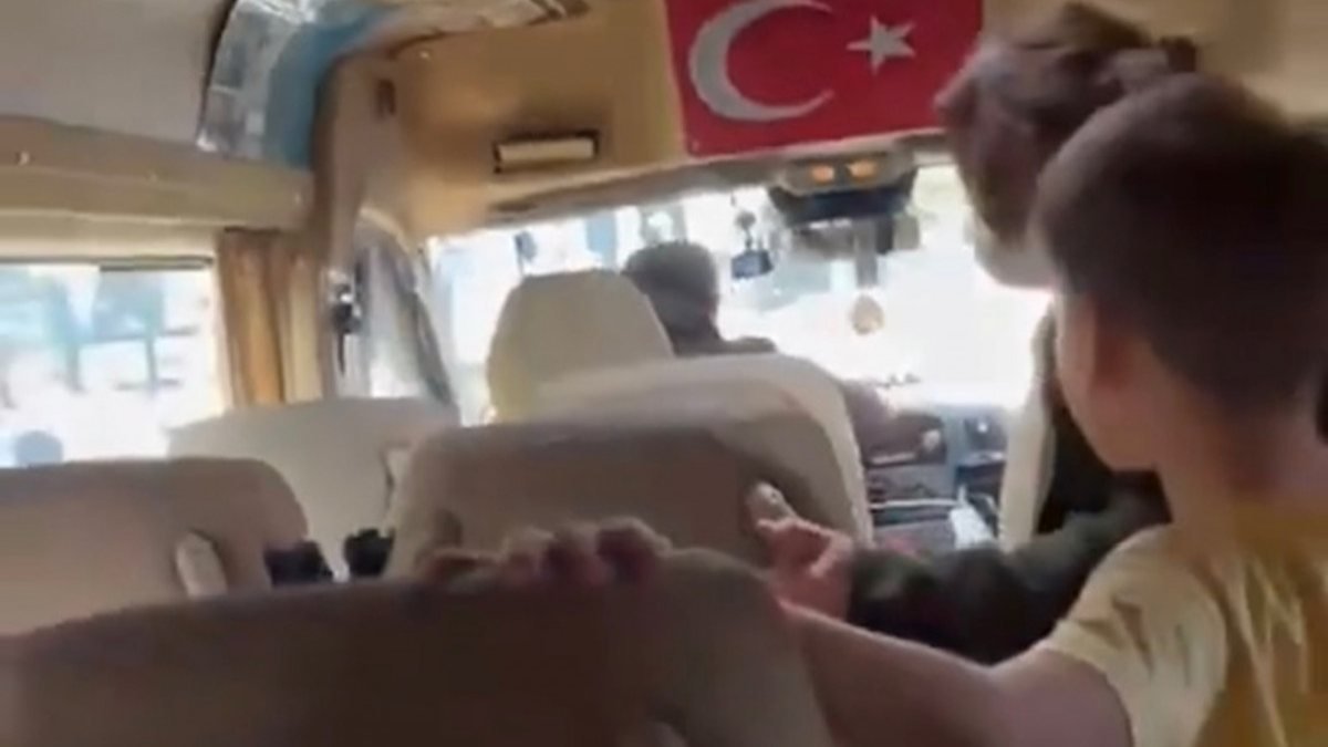 Kadıköy’de, servis şoförü ile motosiklet sürücüsü arasındaki kavga kamerada