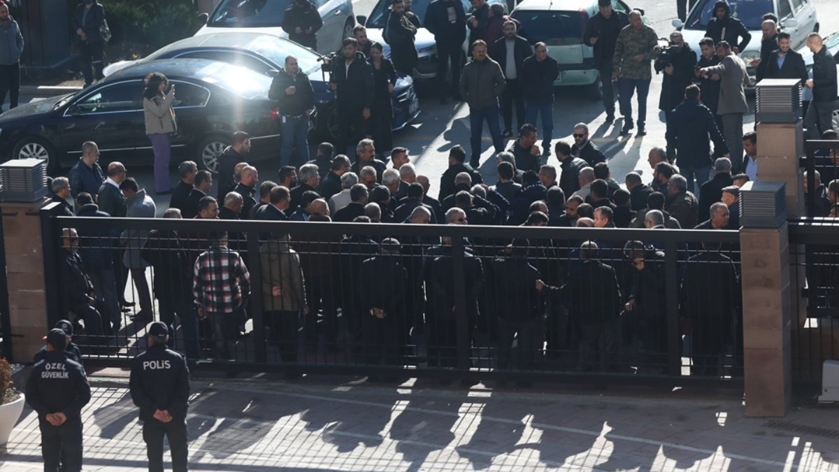Ankara'da bazı özel halk otobüsü şoförleri CHP'nin önünde toplandı