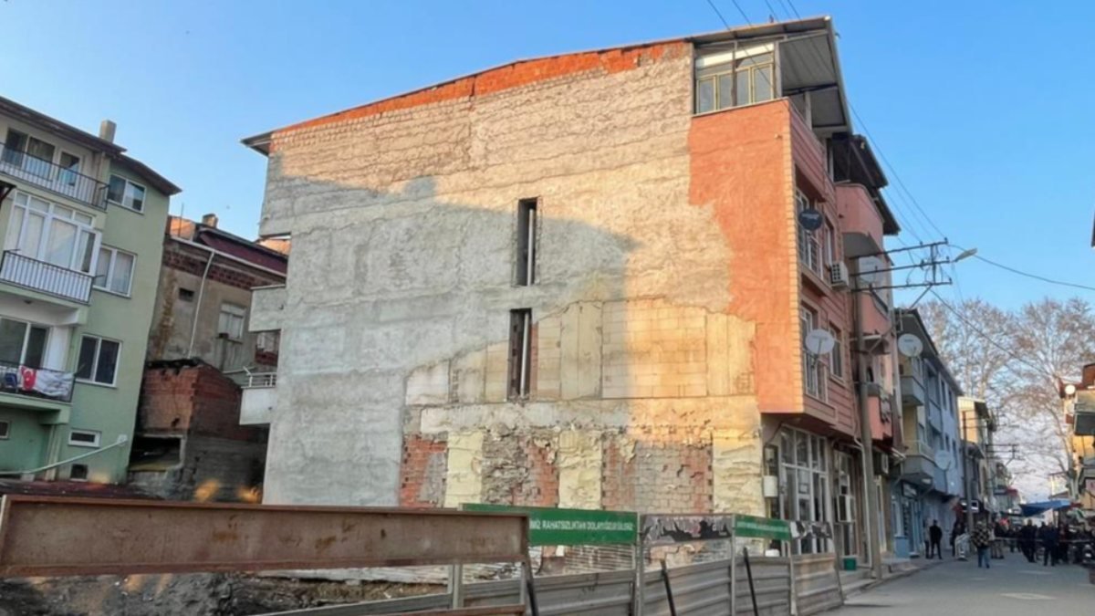 Bursa'da hafriyat kazısı binaya zarar verdi: Vatandaşlar tahliye edildi