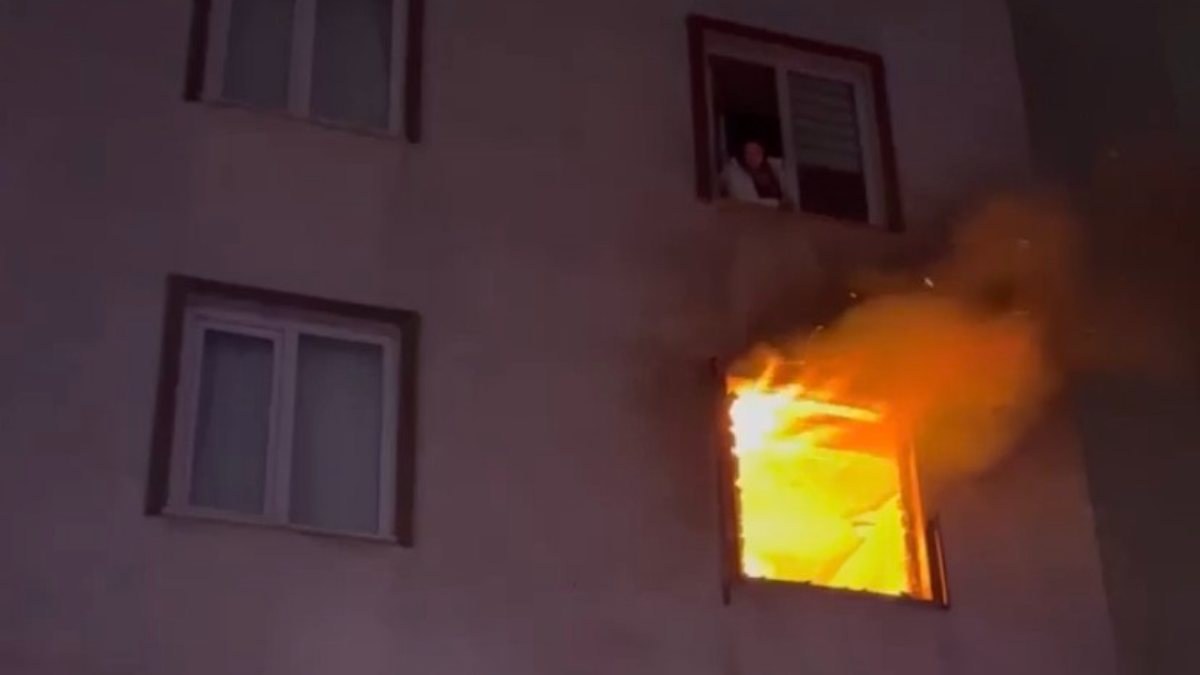 Bursa’da alt komşusunun evindeki yangını, film izler gibi izledi 