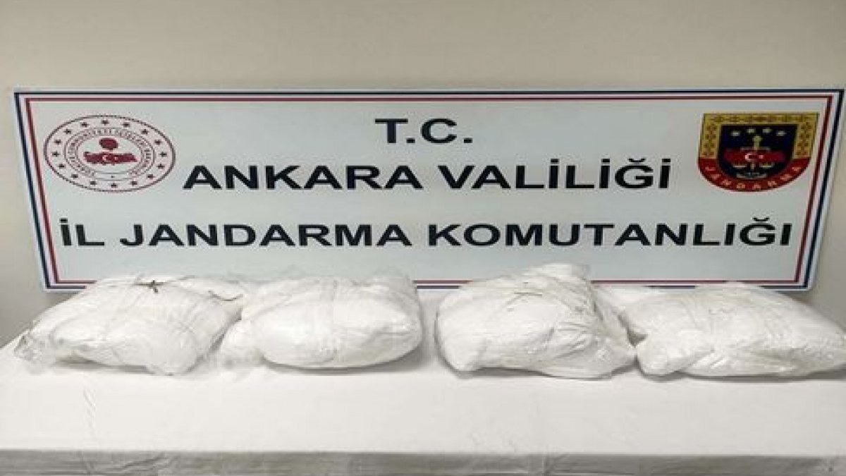 Ankara'da jandarmayı görünce 20 milyon liralık eroini atıp kaçtılar
