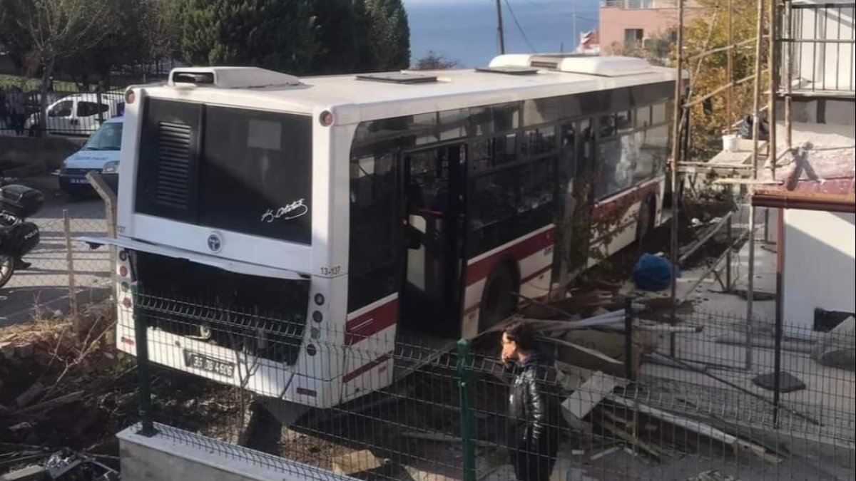 İzmir'de yokuş aşağı giden otobüsü eliyle durdurmaya çalışan sürücü kamerada