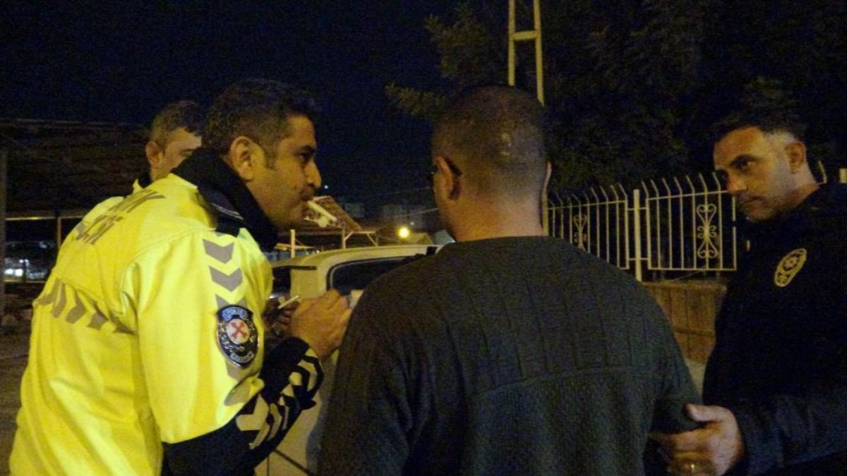 Adana'da polisinin alkolmetre üflemeyi öğrettiği şahıs 251 promil alkollü çıktı