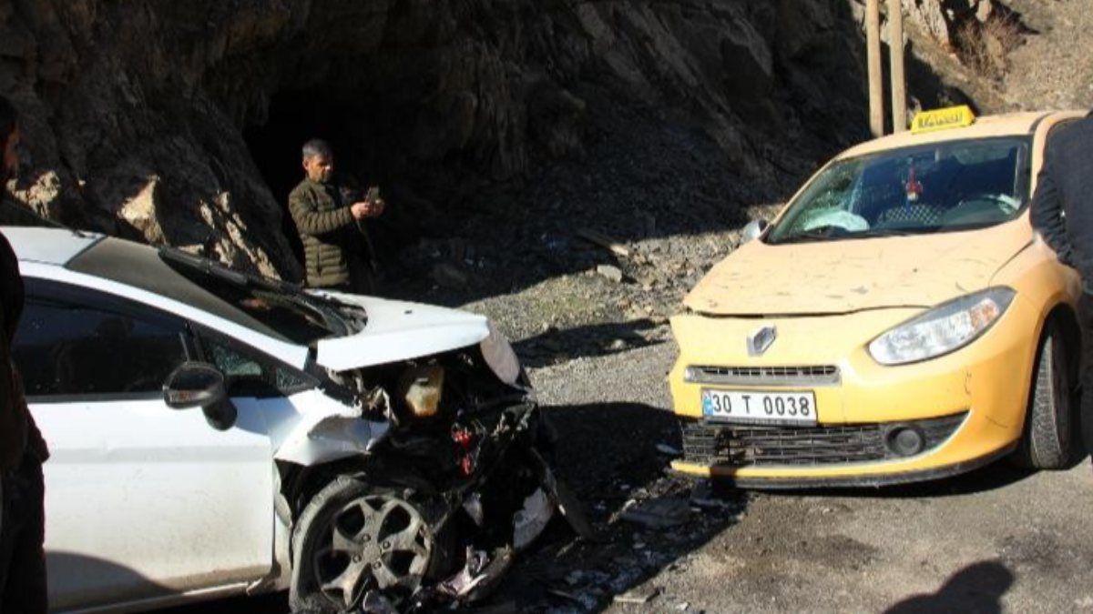 Hakkari’de araçlar kafa kafaya çarpıştı: 7 yaralı