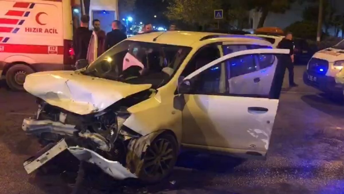 Ataşehir'de iki otomobil çarpıştı: 3 yaralı