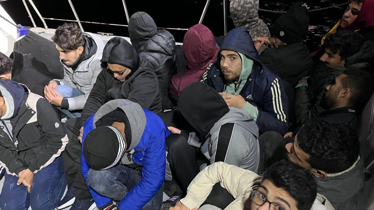 Muğla'da Yunanistan'ın ittiği 13 göçmen kurtarıldı