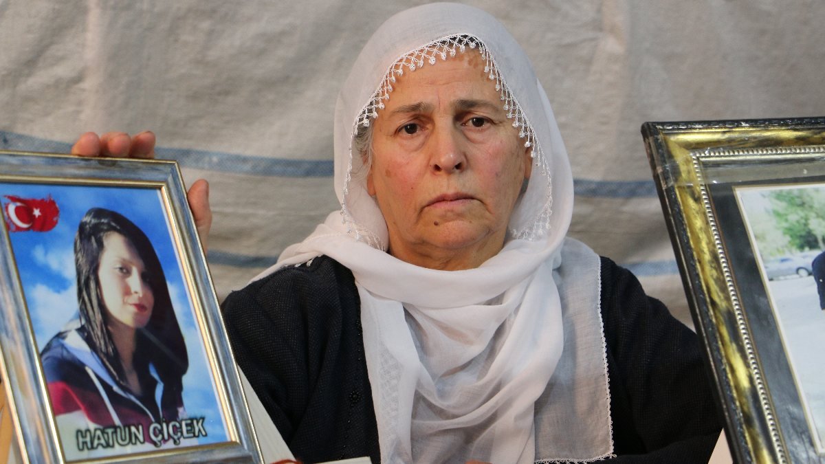 Diyarbakır'da evlat nöbeti tutan anneden kızına teslim ol çağrısı
