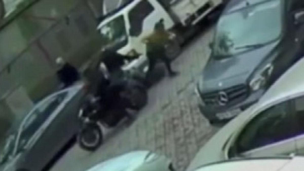 Zeytinburnu'nda para taşıyan motokuryeye silahlı gasp girişimi