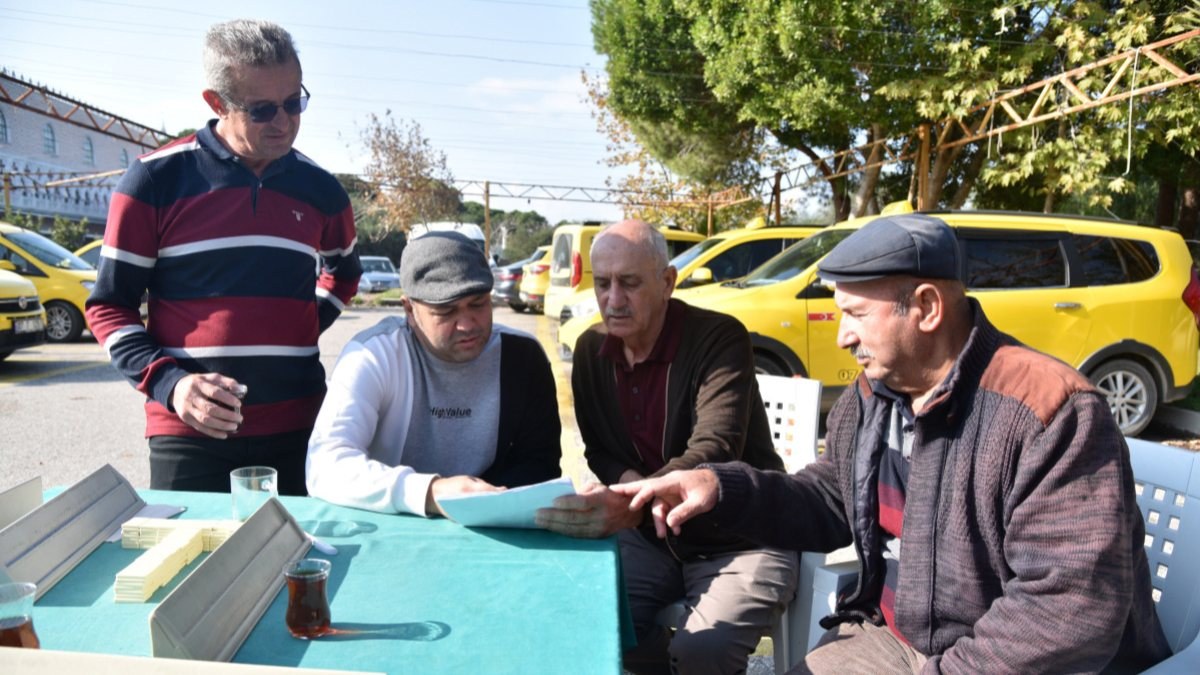 Antalya'da taksiciler durakta İngilizce öğreniyor