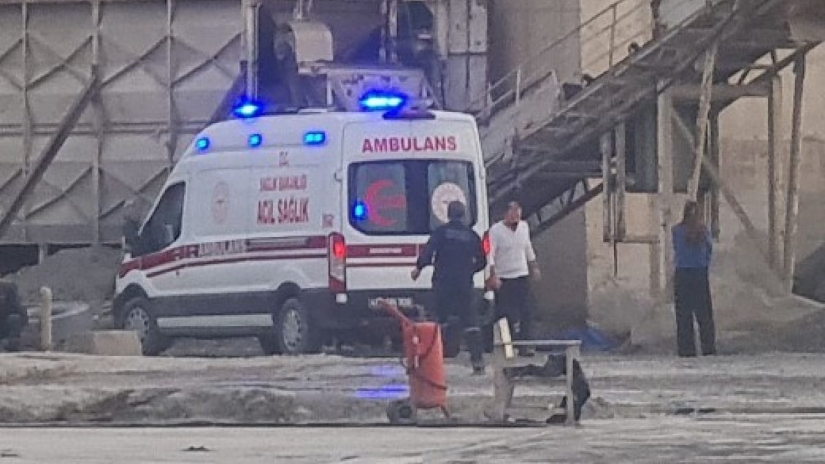 Kocaeli'de beton santralinde makineye sıkışan işçi öldü