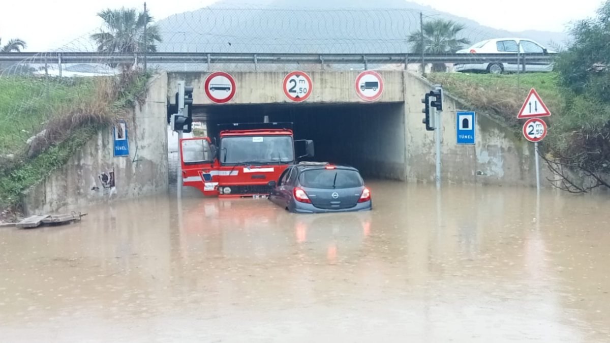 İzmir'de sağanak yağış etkili oldu