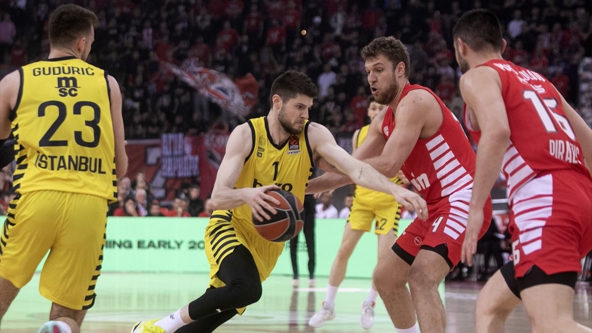 Fenerbahçe, deplasmanda Olympiakos'a mağlup oldu