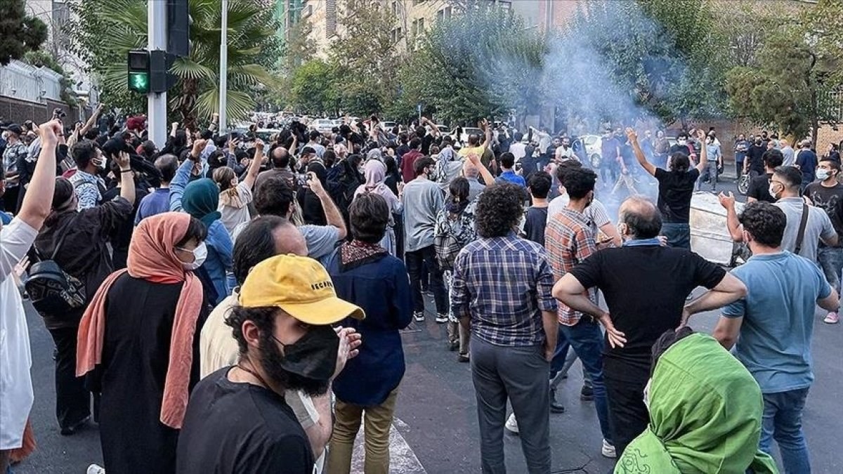 Tahran'daki göstericilerden 400'ü mahkum oldu