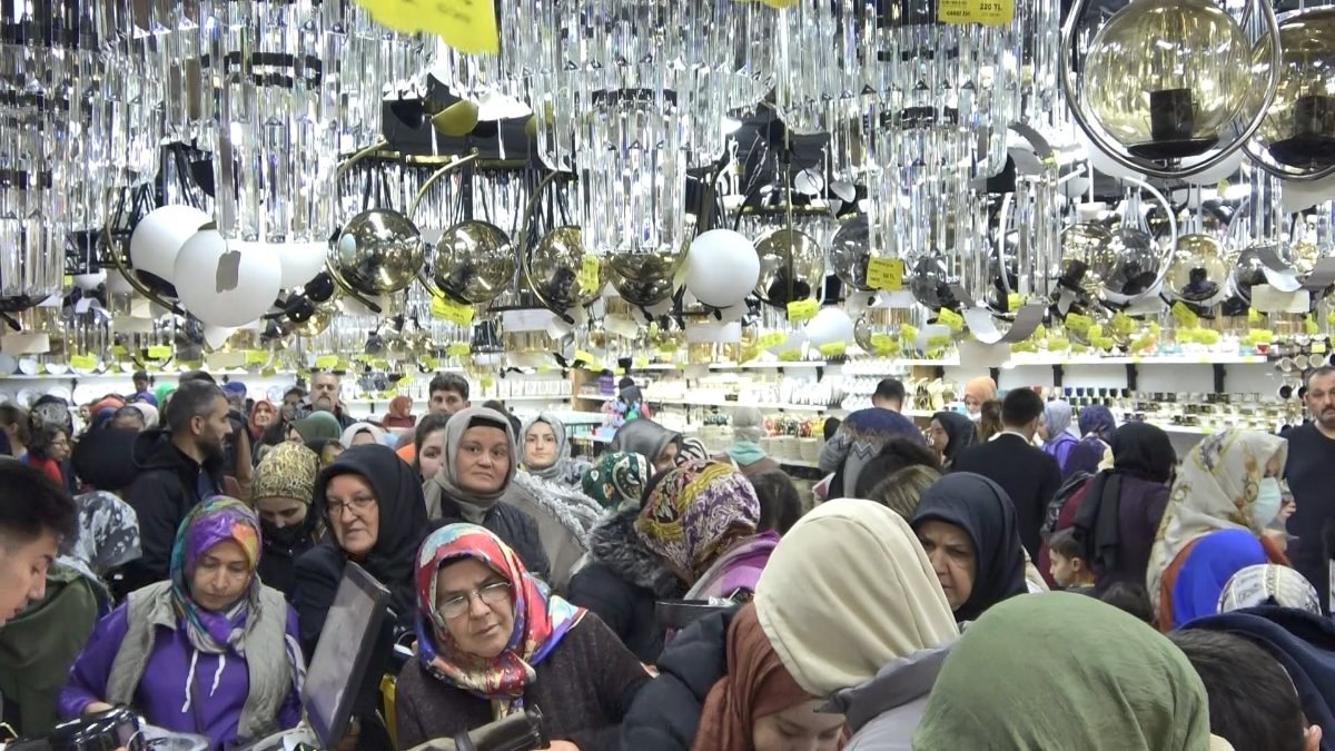 Kocaeli'de mağaza açılışında izdiham oluştu, eşyalar kırıldı