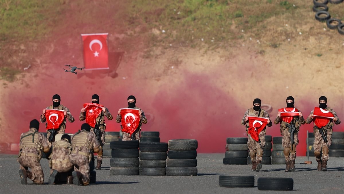 İstanbul'da özel harekat polisleri yıl sonu tatbikatı ile güven verdi