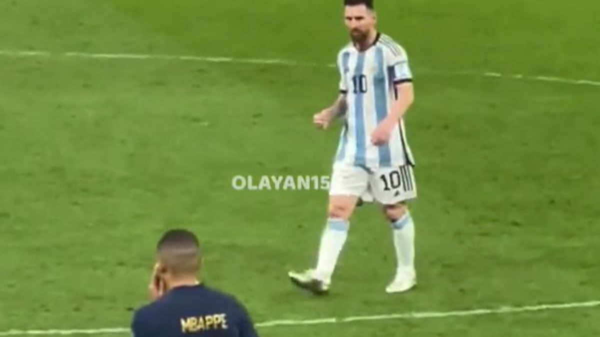 Messi ve Mbappe'den karşılıklı el hareketi