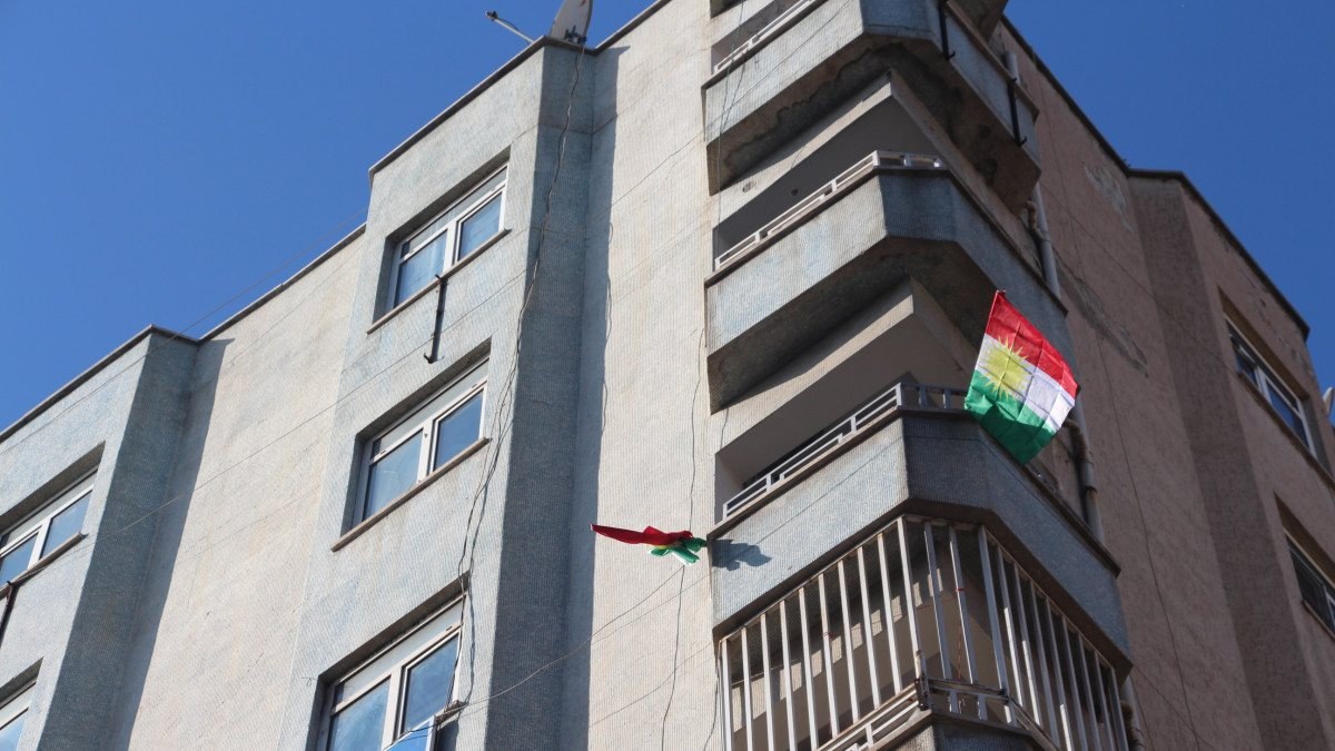 Diyarbakır’da parti balkonlarına asılan IKBY bayrakları toplandı 