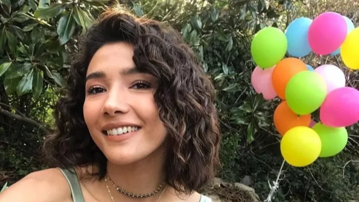 Aybüke Pusat elbisesini yukarı kaldırıp poz verdi! Transprandan beyaz bikini gördü: 