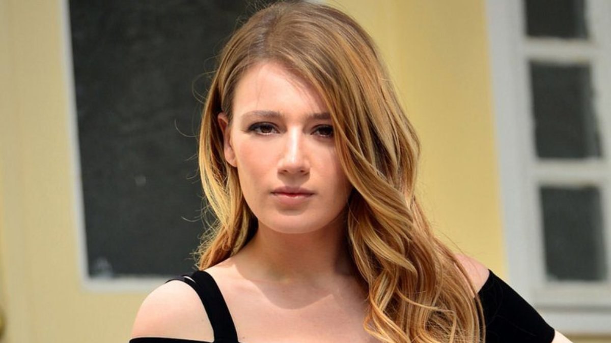 Gizem Karaca gögüs dekoltesiyle arabada sere serpe uzand!