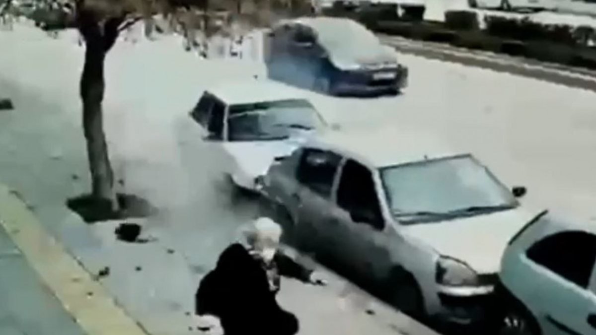 Ankara'da hatalı sollama sonucu yaşanan kaza kamerada