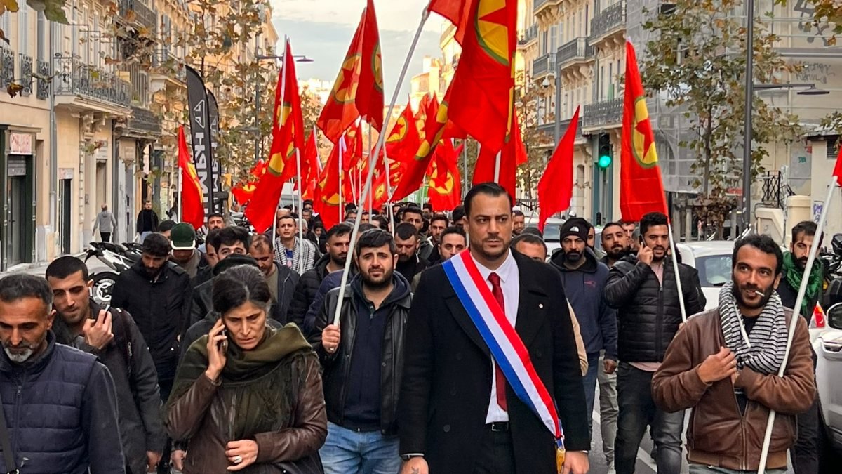 Polise tepki gösteren Fransız vekil Delogu, PKK yanlılarıyla yürüdü