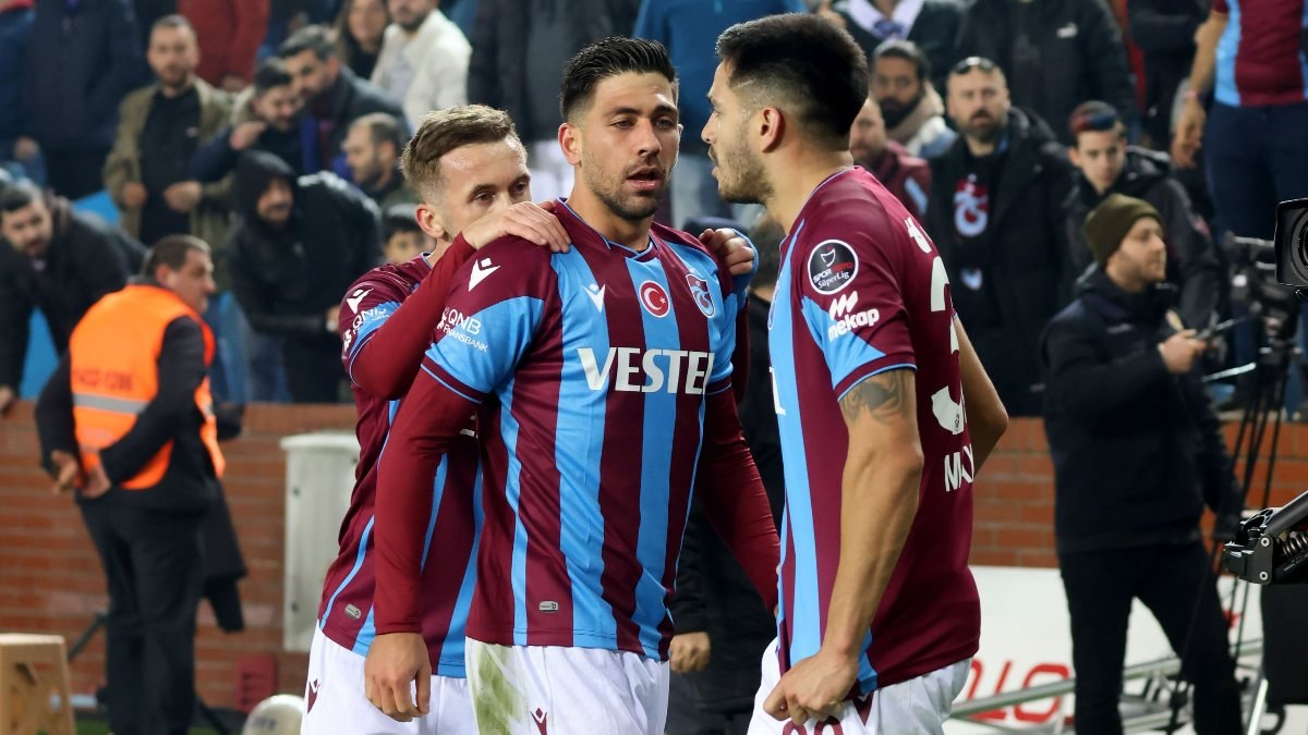 Trabzonspor, Fenerbahçe'yi iki golle geçti