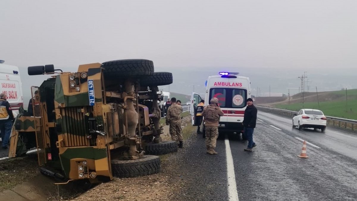 Diyarbakır’da, askeri zırhlı araç devrildi 