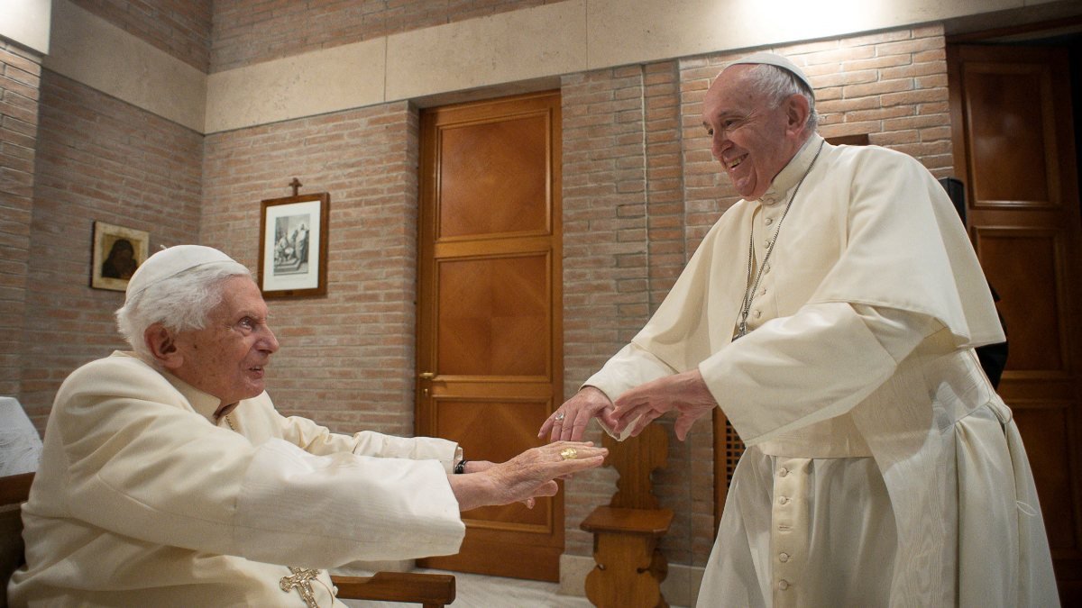 Papa Francis, durumu ağırlaşan Papa 16. Benedict için dua istedi