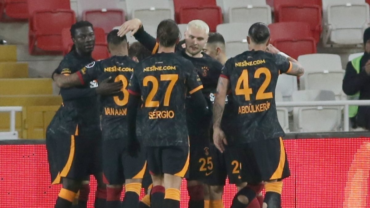 Galatasaray, Sivasspor'u iki golle geçti