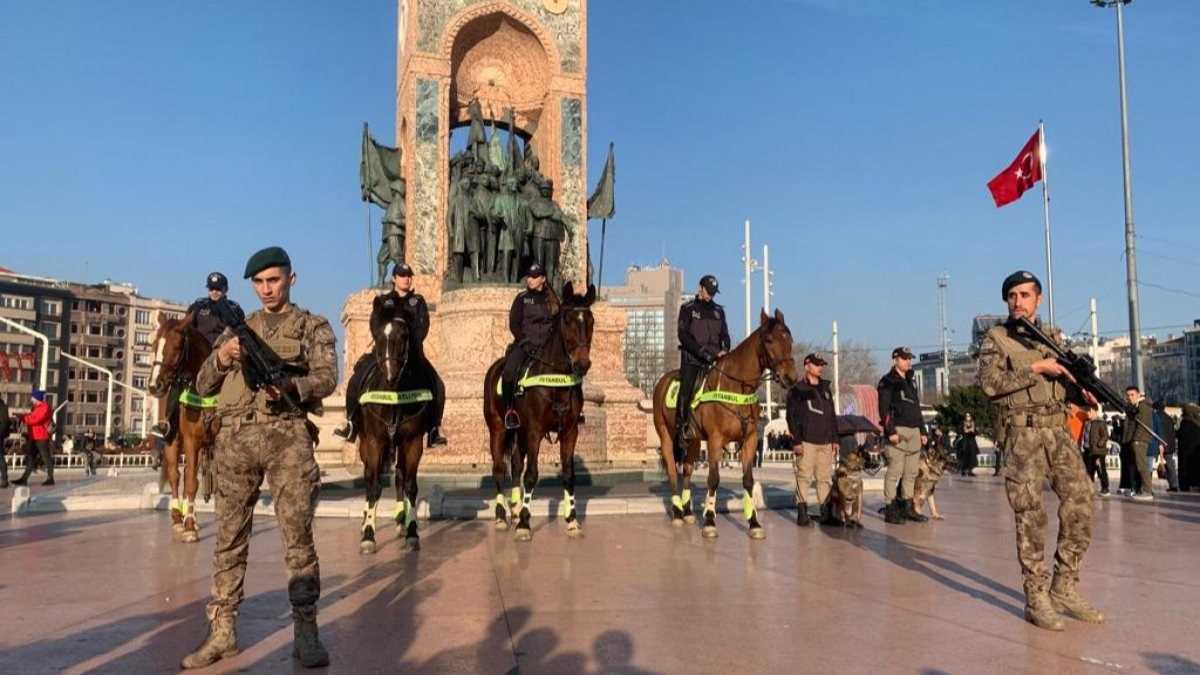 Taksim'de Atlı Polisler yılbaşı öncesi devriye gezdi 