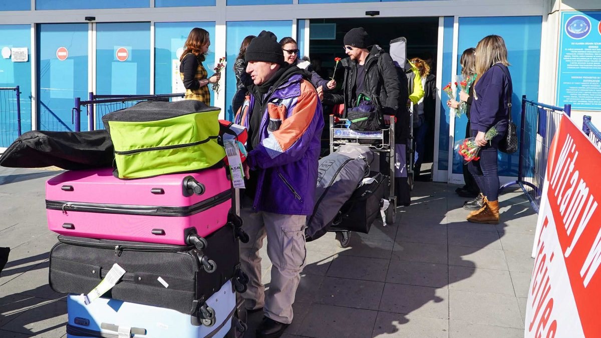 Polonya ve Rusya'dan Erciyes'e uçuşlar başladı, turistler karanfille karşılandı